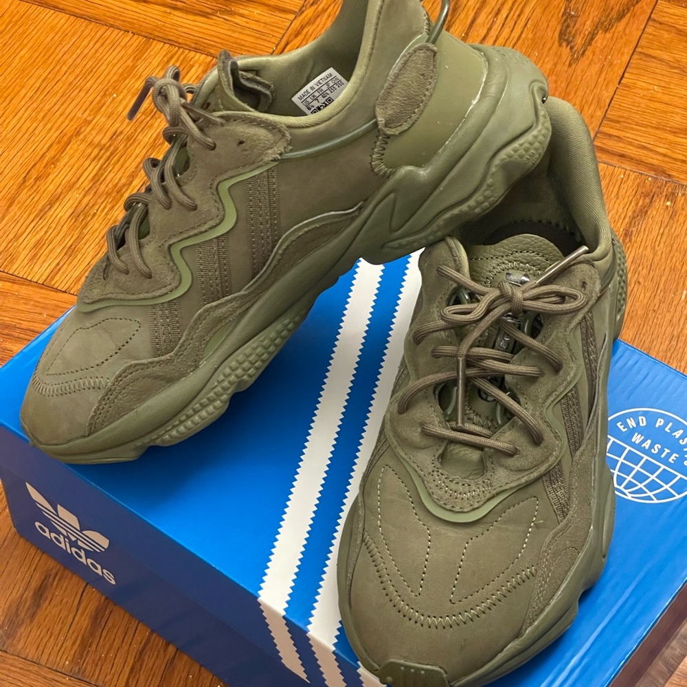 Like New! Adidas Oswego Women’s Olive Sneakers size 8.5M